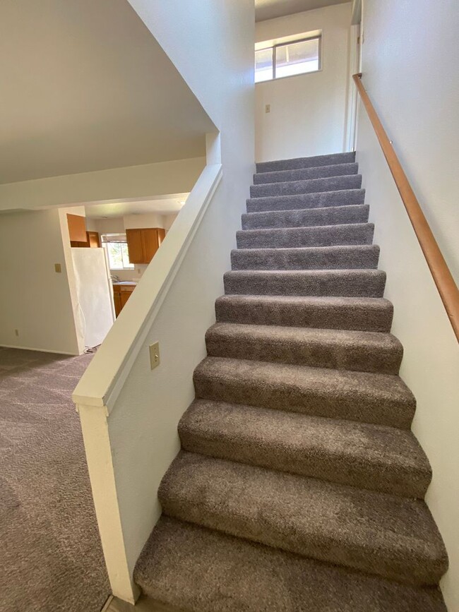 Building Photo - 3 Bedroom 2 Bathroom Duplex Walking Distan...