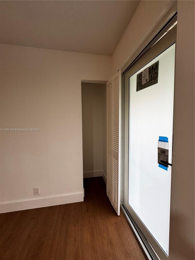 Building Photo - 1460 SW 24th Ct
