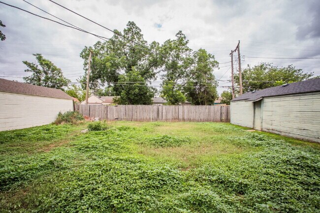 Building Photo - Move-In Ready! Stunning Home with Modern U...