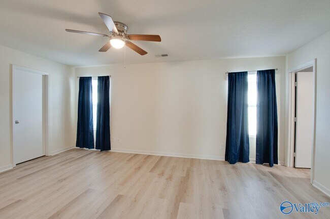 Building Photo - 198 Cloverbrook Dr