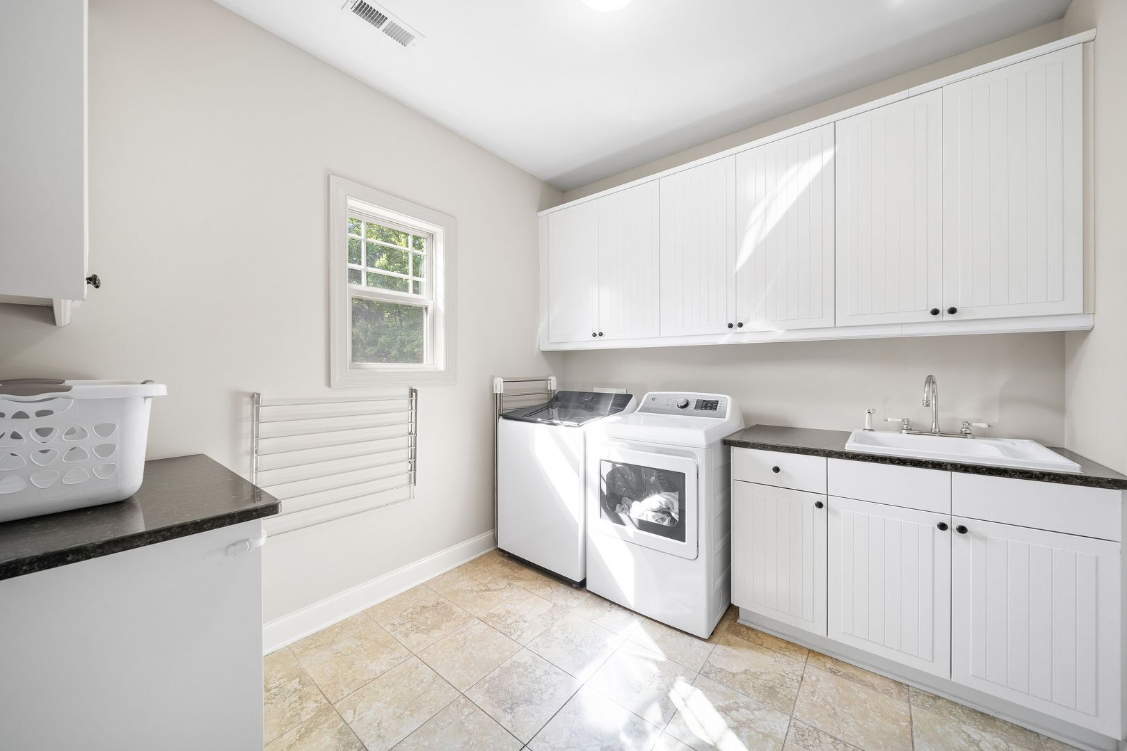 Building Photo - Spacious Home in Solamere Subdivision