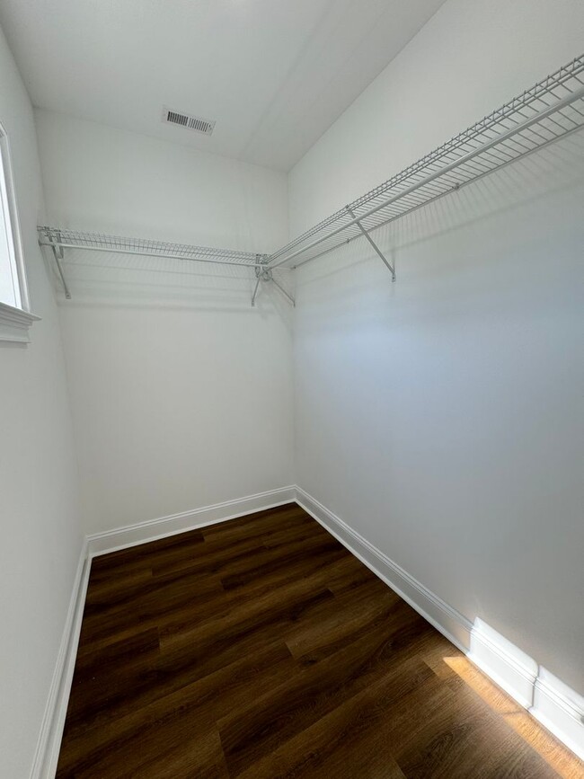 Building Photo - NEW 3/2.5 Gaited Townhouse in Downtown Rom...