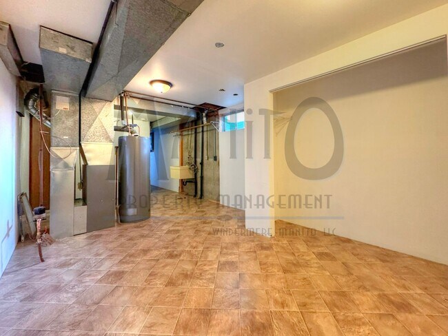 Building Photo - Entertainers Dream Home