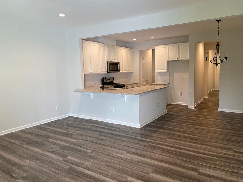 Building Photo - Room in Townhome on Fitchie Pl