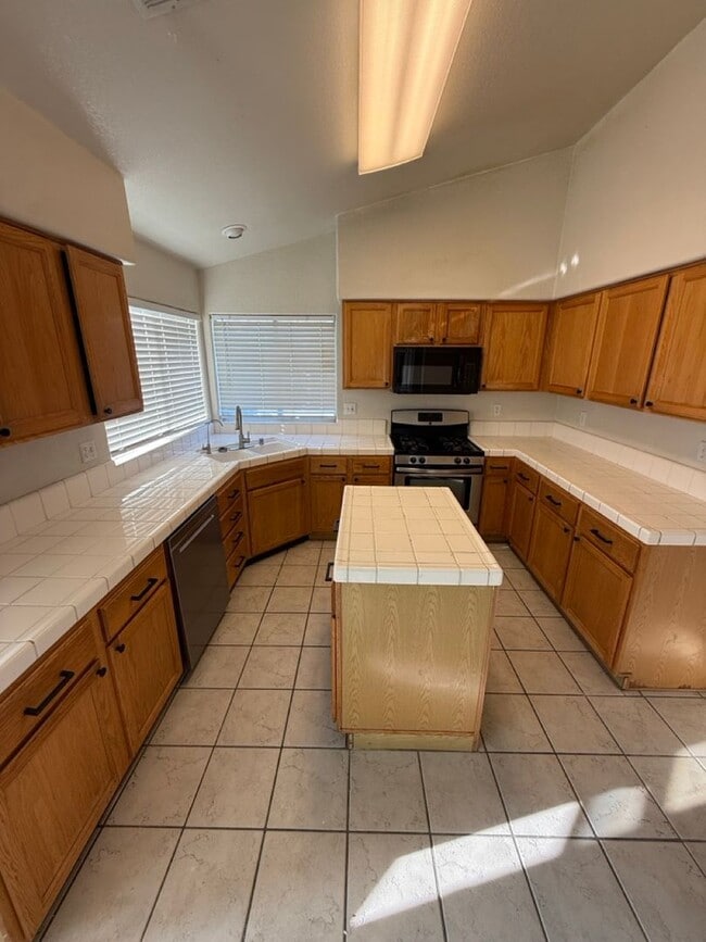 Building Photo - Charming 4-Bedroom Home in the Riverlakes Community