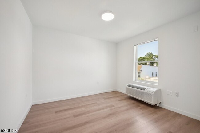 Building Photo - 369 18th Ave