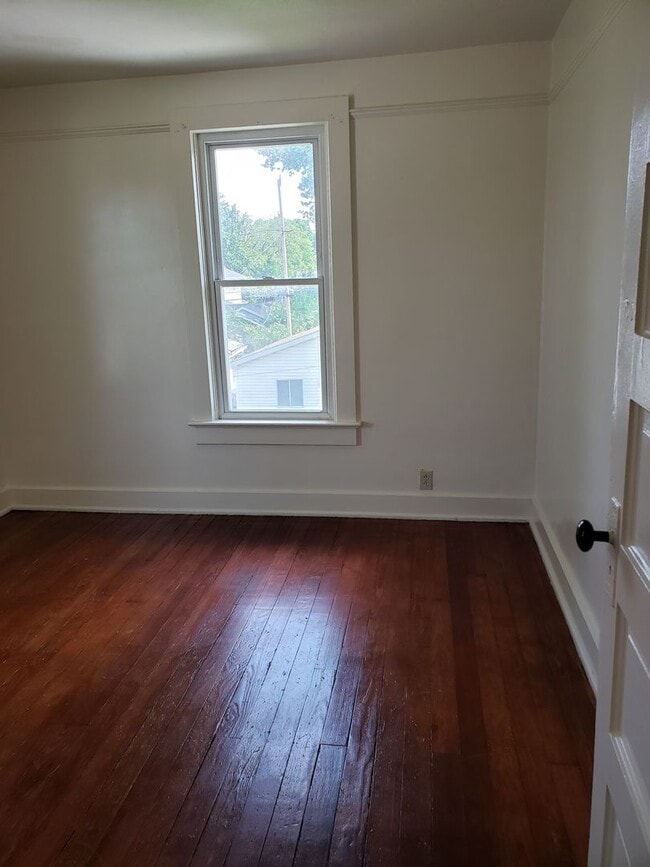 Building Photo - 3 BR Near Fort Wayne Zoo