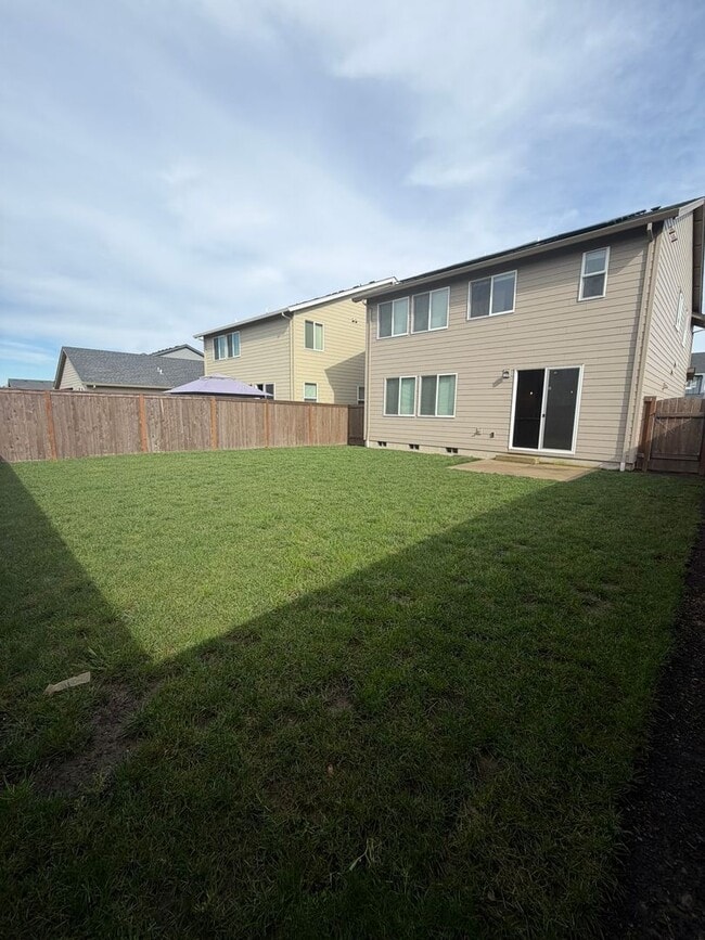 Building Photo - Must See Large Home in HOA Neighborhood!