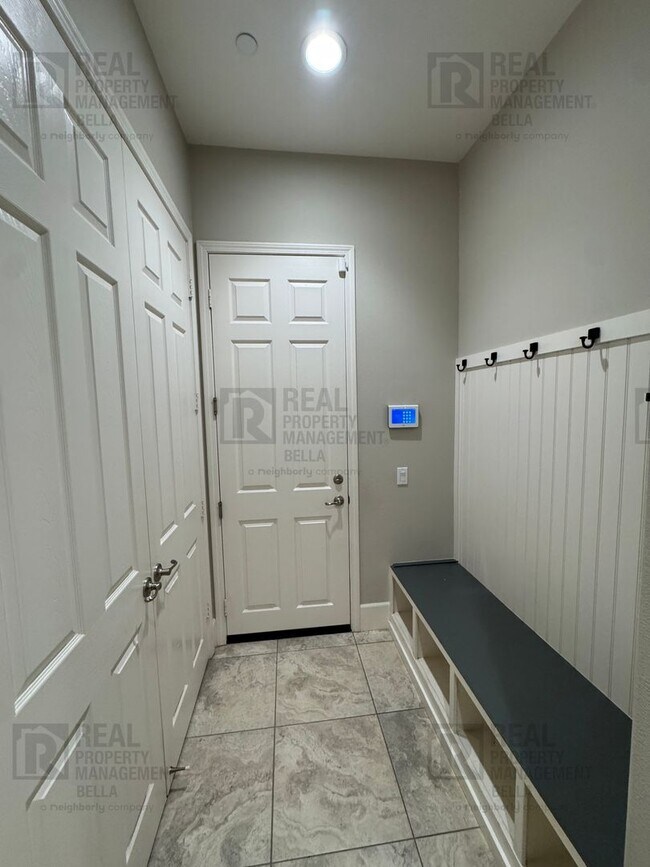 Building Photo - Beautiful Winchester Home with Open Floor Plan, Office & Solar