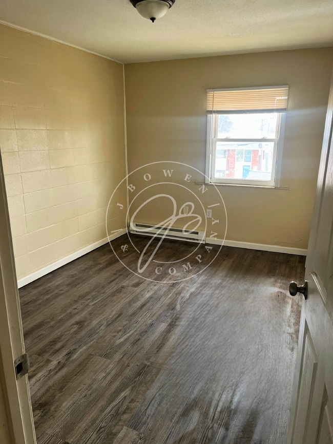 Building Photo - Clean & Affordable 2-Bedroom – Move-In Ready – East Toledo