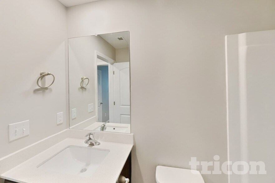 Building Photo - 215 Kirkside Dr