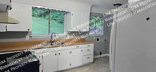 Building Photo - Fresh Painted 3 BR 1.5 BA in Red Bank for ...