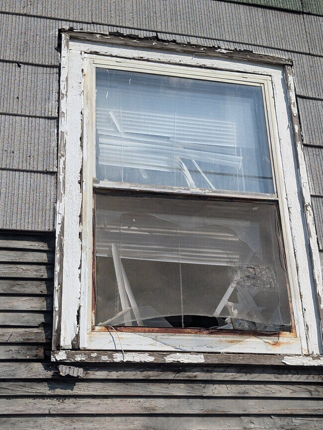 Building Photo - 422 S Louisa St