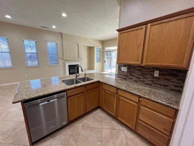 Building Photo - 4-bedroom single story located in Sylvan S...
