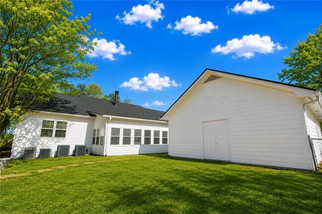Building Photo - 818 Springlake Rd
