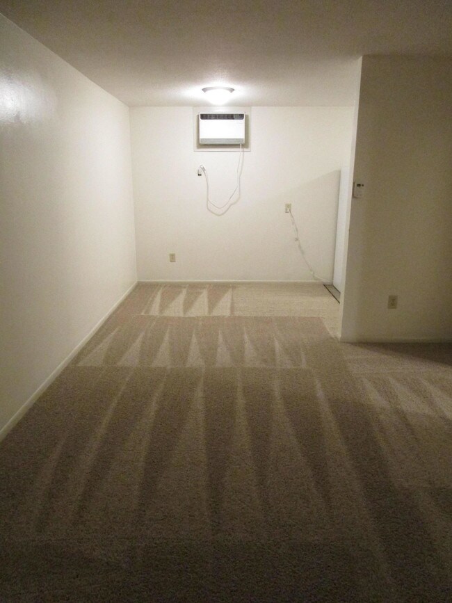 Building Photo - 6180 Circle Dr