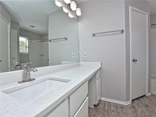 Building Photo - 802 Primrose Ln