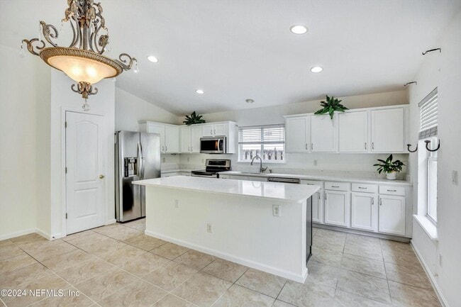 Building Photo - 657 MacKenzie Cir