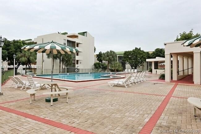 Building Photo - 8840 Fontainebleau Blvd