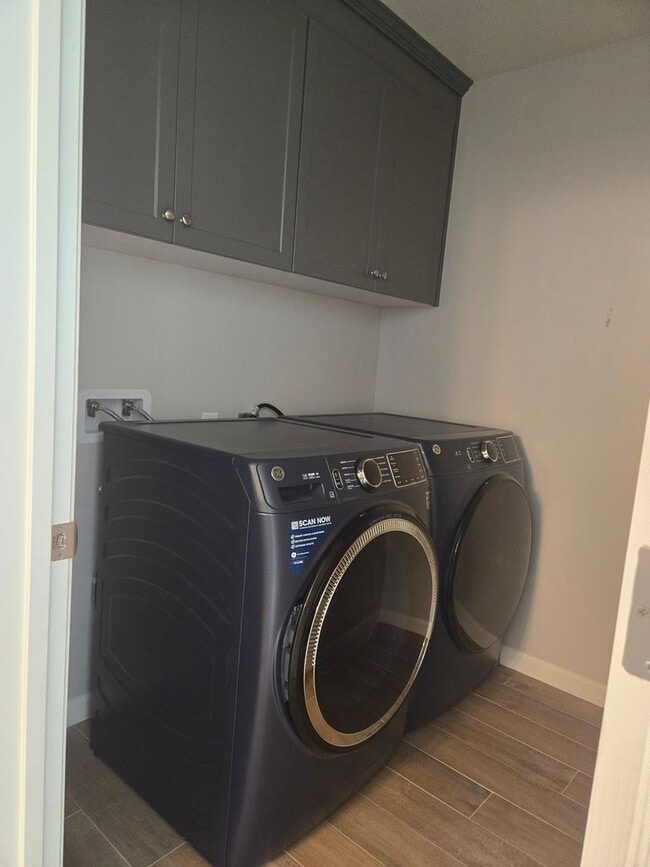 Building Photo - 3 BR 2 BA Available Now