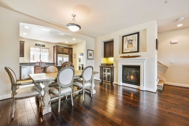 Building Photo - UPDATED LARGE 1600 sq/ft 3BR/3.5BA Central...