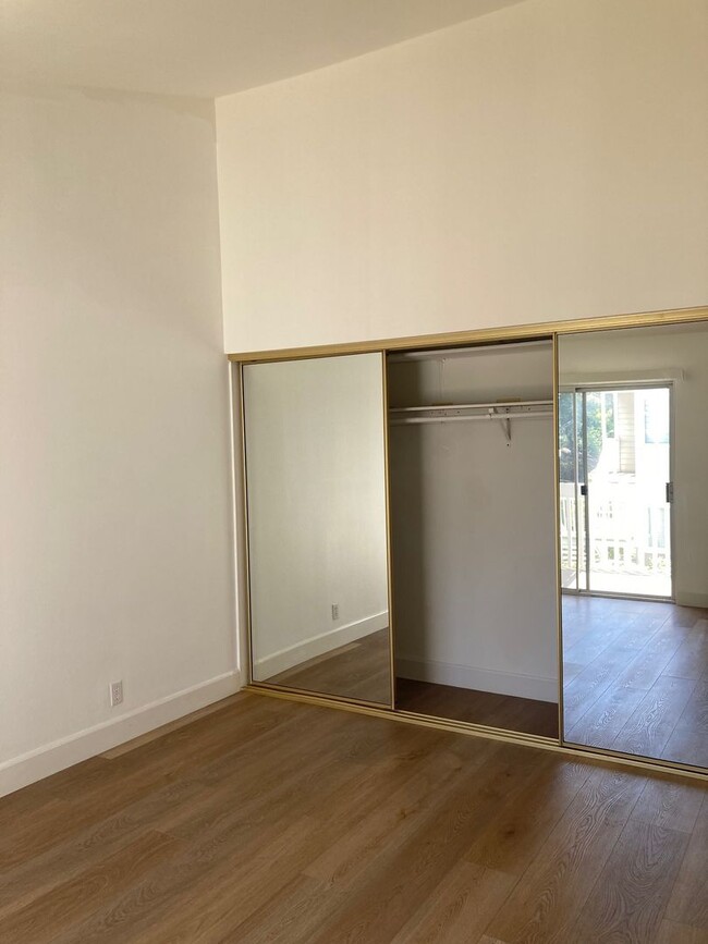 Building Photo - 2 Bedroom 2 Bathroom upper unit near Stran...