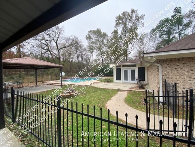 Building Photo - Spacious 3bed/2bath with pool for lease in...