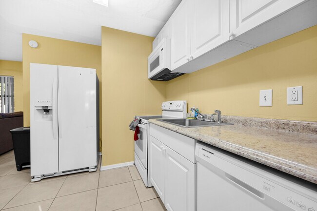 Building Photo - 1700 SW 16th Ct