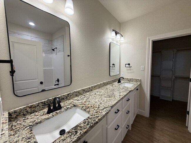 Building Photo - 7035 Glen Abbey St