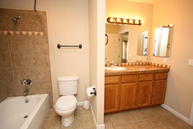 Building Photo - 6445 N Tierra De Las Catalinas