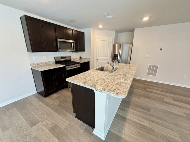 Building Photo - 633 Currant Cir