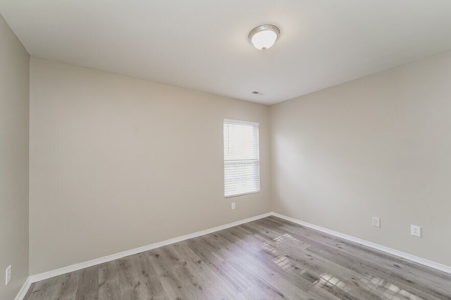 Building Photo - 3804 Larkhaven Village Dr