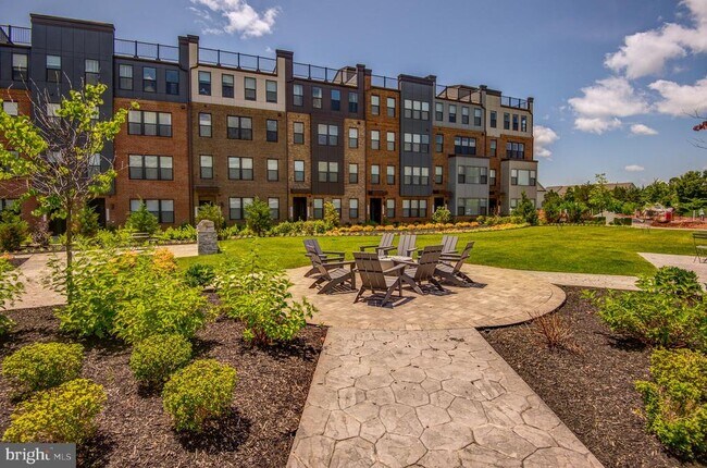 Building Photo - 43792 Middleway Ter