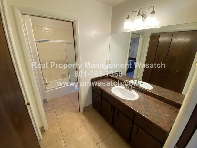 Building Photo - Spacious 3 bedroom, 1.5 bathroom condo in ...