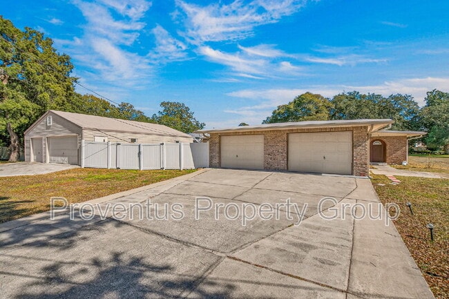 Building Photo - 8 Manor Dr