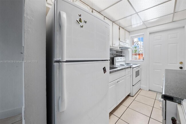 Building Photo - 3571 SW 10th St