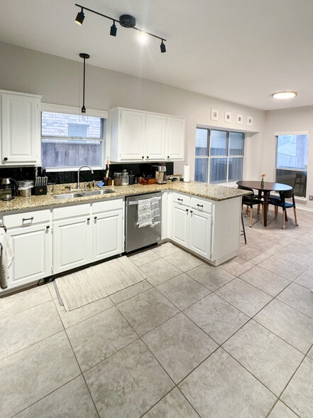 Building Photo - 2223 Meadowstone Dr