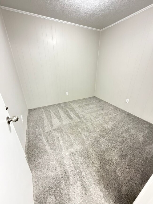 Building Photo - 3 Bedroom