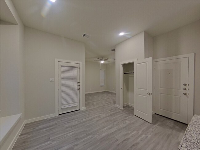 Building Photo - 9835 Willow Creek Commerce Dr