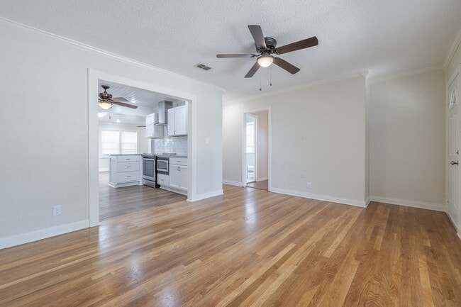 Building Photo - Beautiful Tech Terrace Home! Full of Chara...