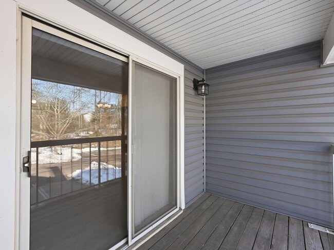 Building Photo - Perfectly situated in the highly sought-after Ponds of Centreville community!