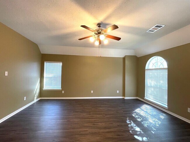 Building Photo - 4442 Chestnut Cir
