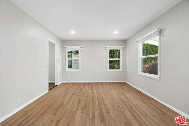 Building Photo - 815 Crestmoore Pl