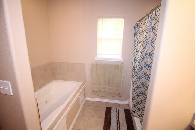 Building Photo - 708 Bison Rd