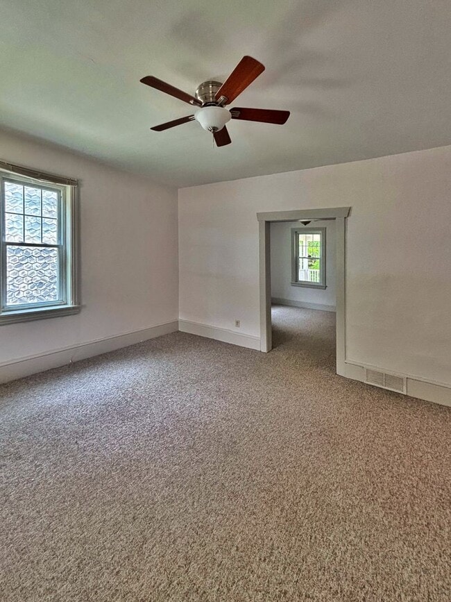 Building Photo - 3 bed 1.5 bathroom apartment in Harleysvil...