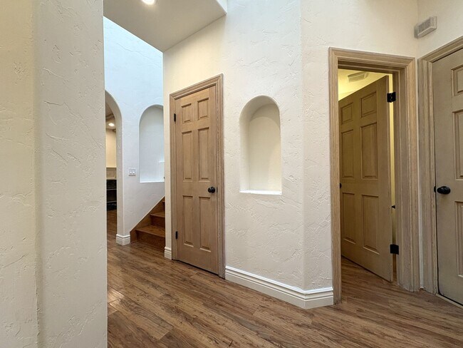 Building Photo - Spacious and Inviting 3-Bedroom, 2.5-Bath Townhome in the Heart of Menlo Park