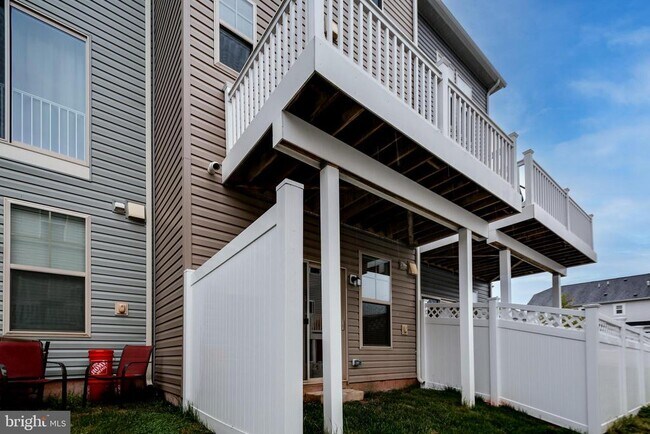 Building Photo - 833 Jarrett Ln