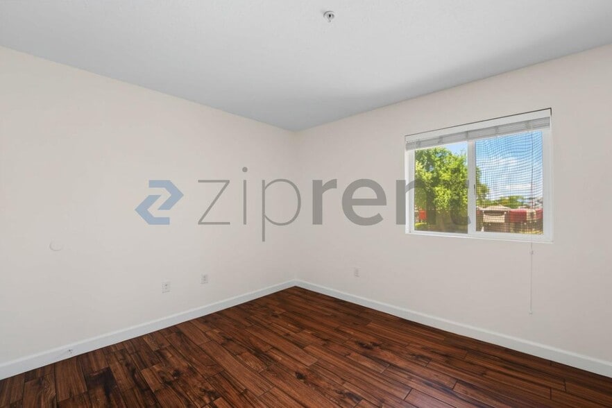 Building Photo - Unit B206