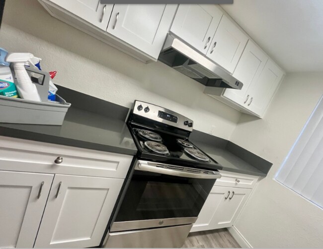 Building Photo - 1750 Karen Ave