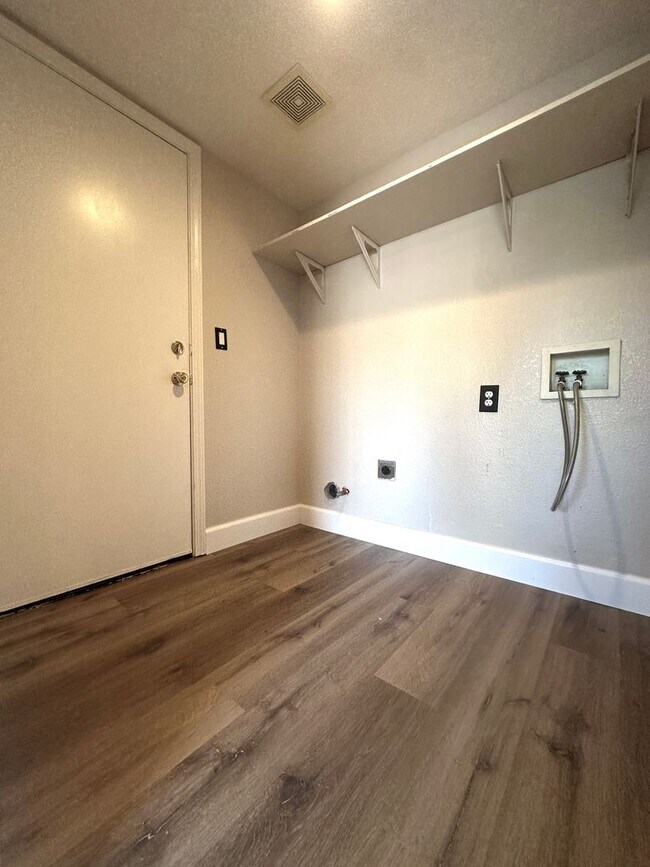 Building Photo - Spacious 4 Bedroom Corner Lot in Brentwood!